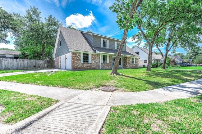Building Photo - 9014 Landwood Dr