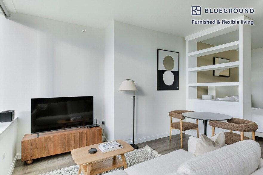 Building Photo - 1000 S Michigan Ave