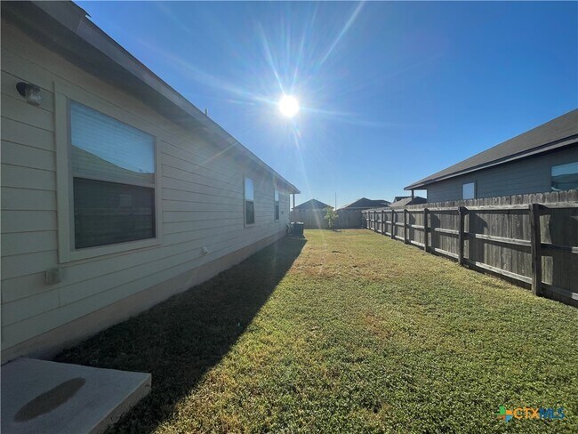 Building Photo - 758 Saengerhalle Rd