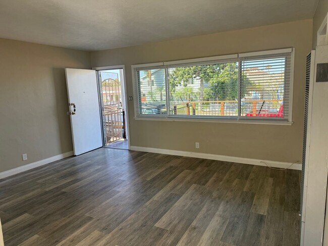 Building Photo - Charming 2 Bedroom Home in Coastal Oceanside Call 6 1 9 8 8 8 5 5 5 4