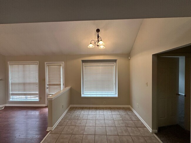 Building Photo - 3BD/2BA 1,640 sq. ft. Home With Split Floor Plan. Pets Are Welcome With Owner's Approval.