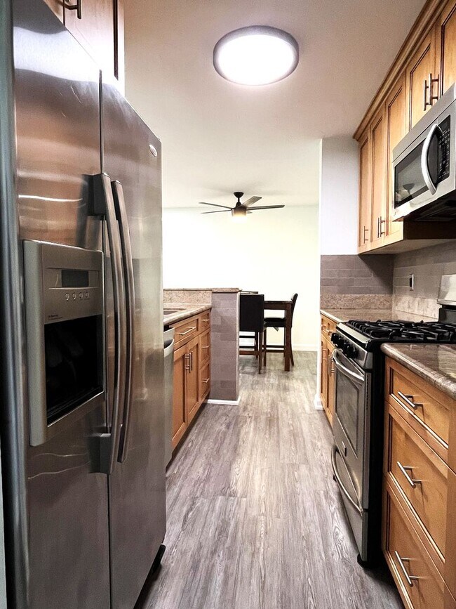 Building Photo - ****MOVE-IN SPECIAL: $500 OFF SECOND MONTH'S RENT****CHARMING 1BD/ 1BA AVAILABLE IN MISSION VALLEY!!