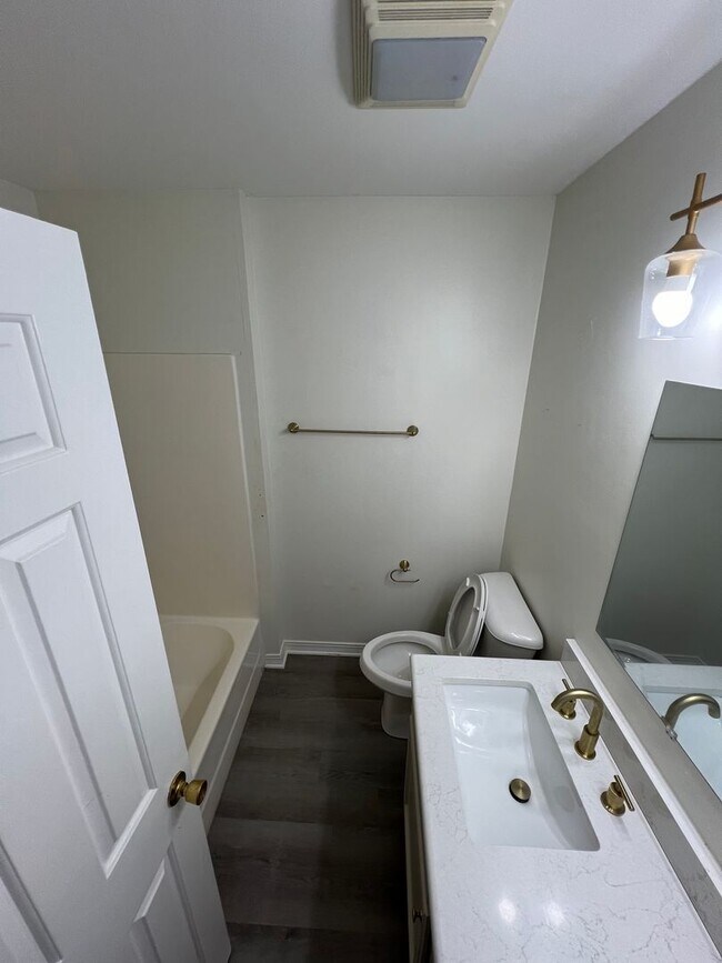 Building Photo - Nice 2 bedroom townhouse ready to go with covered parking!