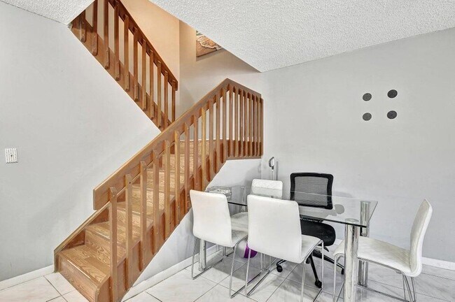 Building Photo - 7627 Courtyard Run W