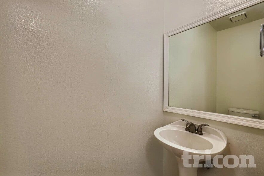 Building Photo - 7321 N 69th Ave