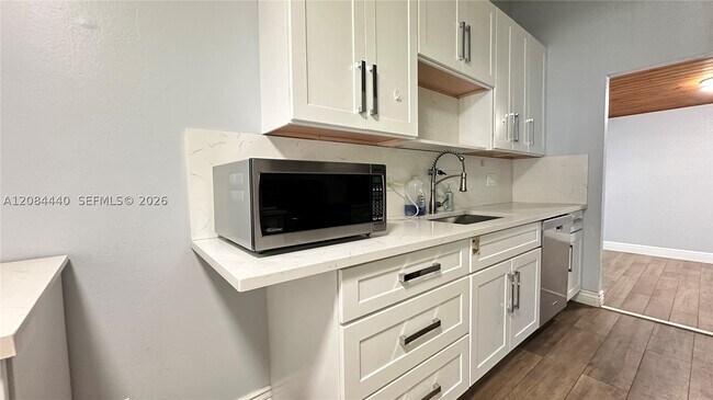 Building Photo - 566 SW 20th Ct