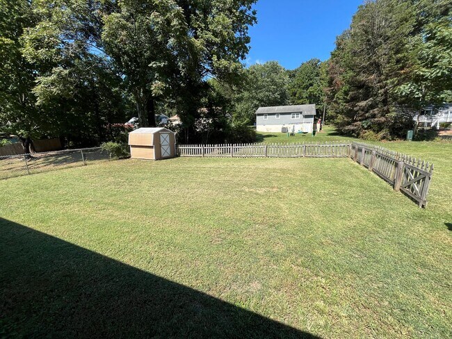 Building Photo - 1681 Village Pl