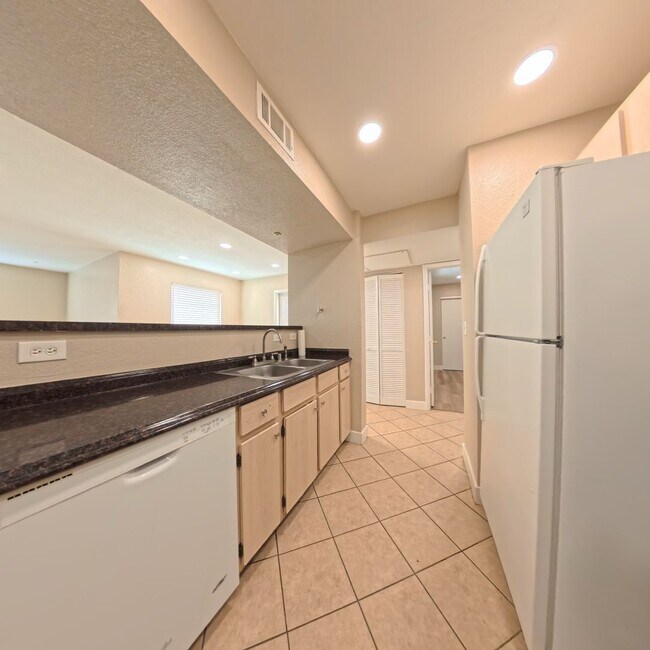 Building Photo - BEAUTIFULLY UPDATED 2 BED 2 BATH CONDO IN ...