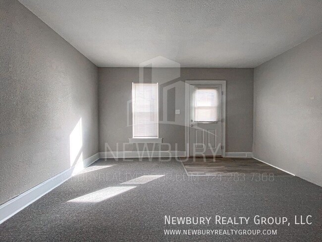 Building Photo - Spacious & Updated 2-Bedroom Row Home – Mo...