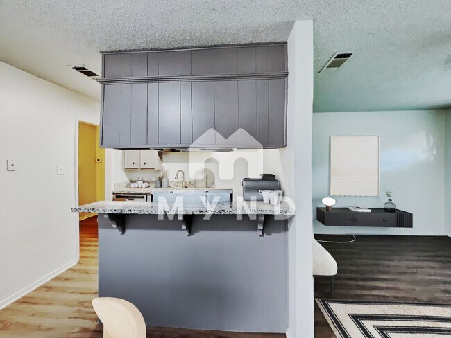 Building Photo - 1303 1/2 Berry Dr Apt A