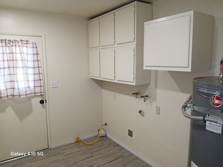 Building Photo - 15450 Country Club Dr