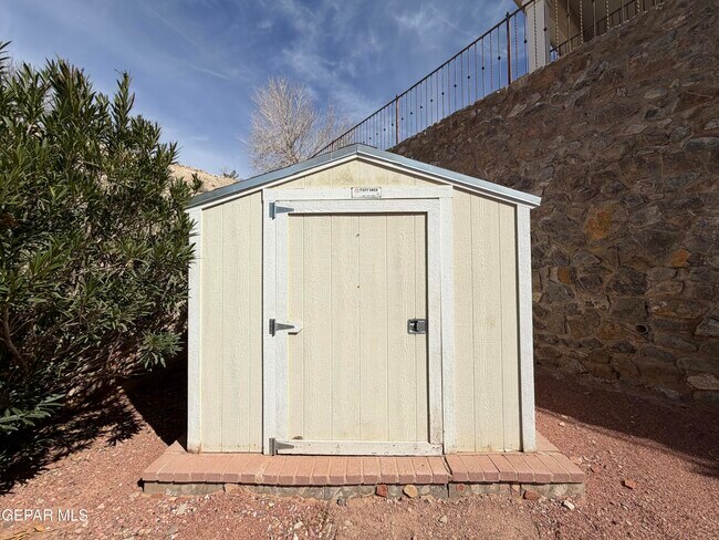 Building Photo - 1013 Via De La Paz Dr