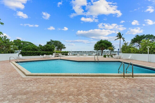 Building Photo - 5600 N Flagler Dr