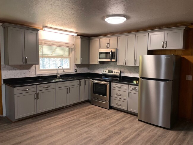 Building Photo - 3/4 BED, 1.5 BATH HOME $1400 MONTH, $1400 ...