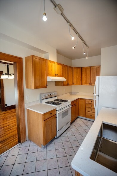 Building Photo - 707 W 44th St