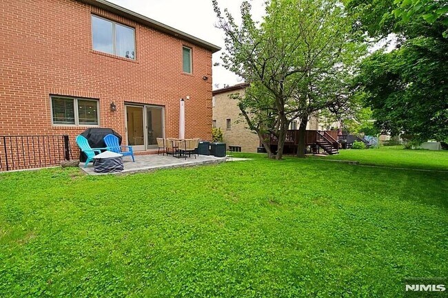 Building Photo - 2408 Hammett Ave
