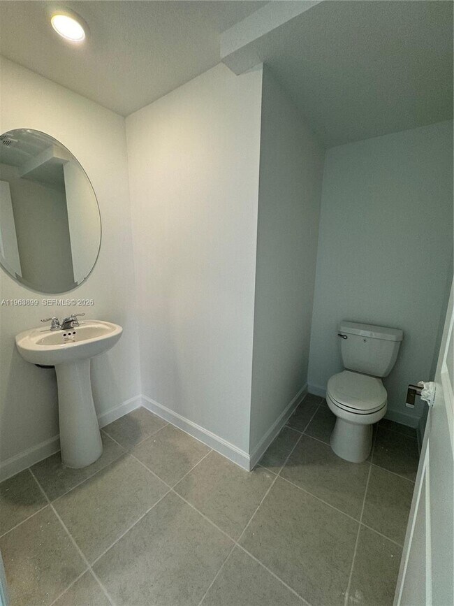 Building Photo - 738 SE 13th Ct