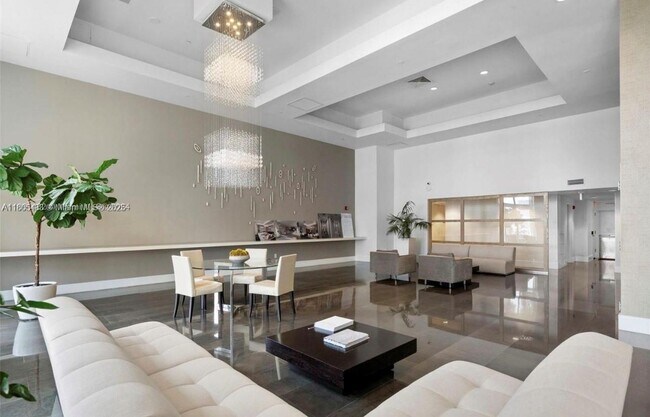 Building Photo - 10 Venetian Way