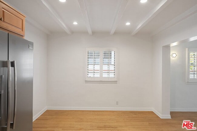 Building Photo - 329 N Swall Dr