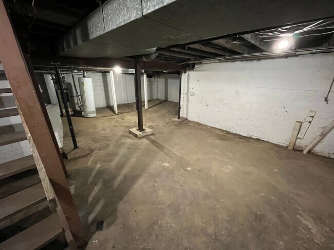 Building Photo - Renovated 3 bedroom 1 Bath with Detached G...