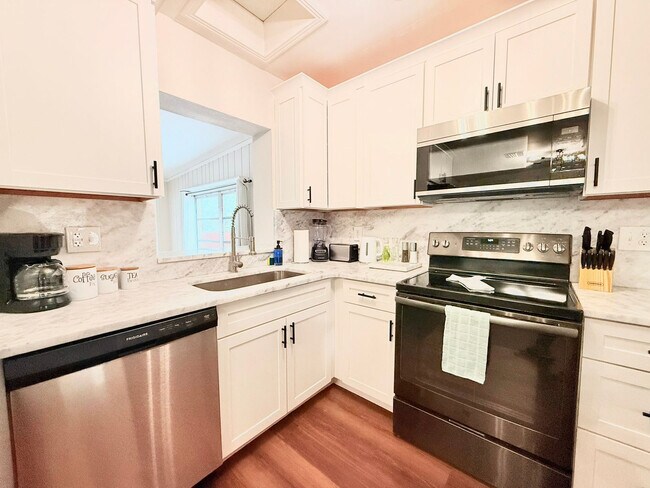 Building Photo - 904 15th St NE