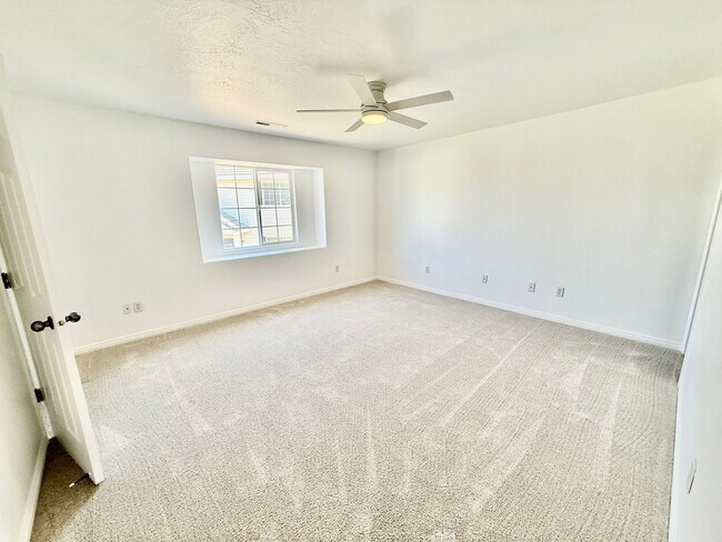 Building Photo - Redone Lexington Hills Townhome