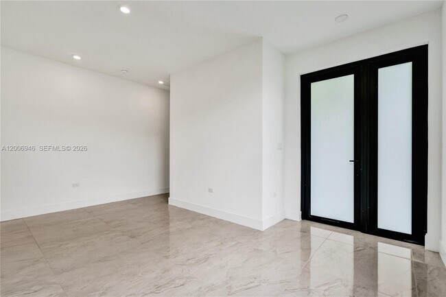 Building Photo - 2887 SW 33rd Ave