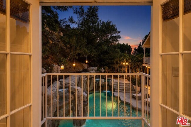Building Photo - 1174 Coldwater Canyon Dr