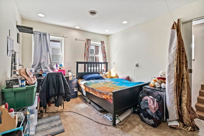 Building Photo - 2120 E Carson St