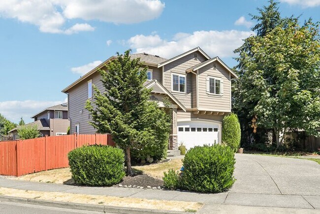 Building Photo - Spacious 3 Bed, 3 Bath Home with Fenced Yard and Driveway Parking