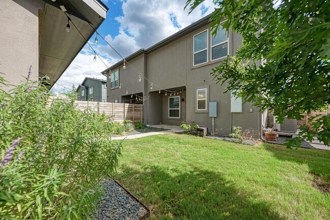 Building Photo - 5408a Baythorne Dr