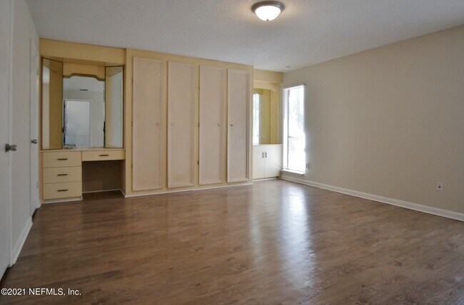 Building Photo - 10268 Pine Breeze Rd W