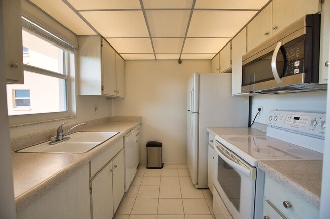 Building Photo - Annual Unfurnished Venice Island Condo – Costa Brava