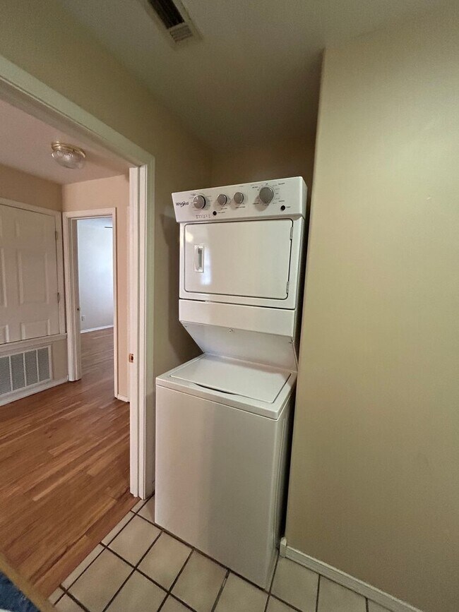 Building Photo - 1404 S Commerce Ave