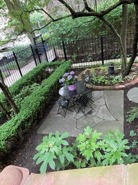 Front outdoor dining and entertaining area (2) - 1228 N Dearborn St
