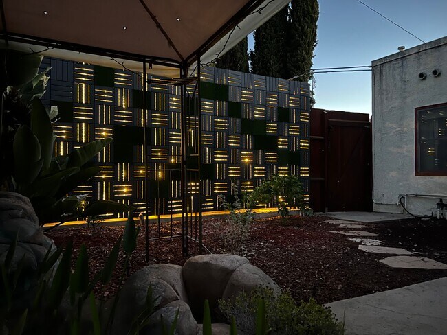 Building Photo - CHARMING! BACKYARD OASIS! REAL HARDWOOD FLOORS! FULL SIZED WASHER/DRYER! OFF OF ADAMS AVE!