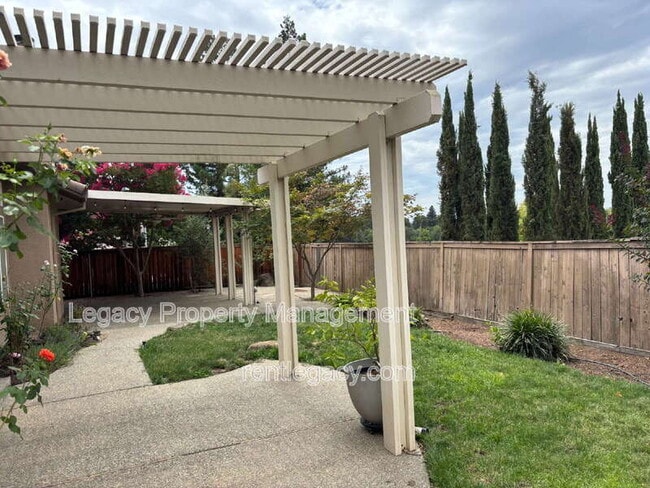Building Photo - 3031 Daggett Dr