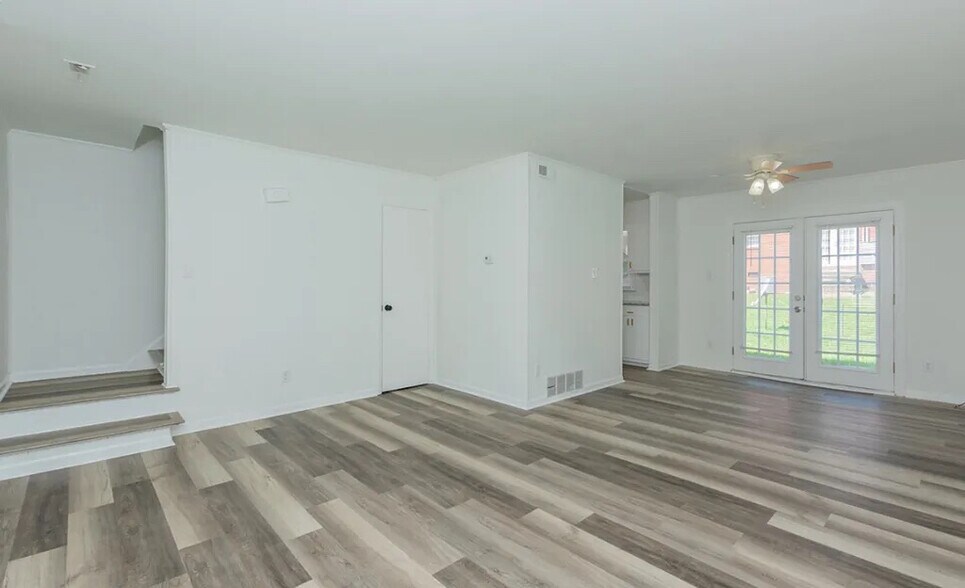 Building Photo - Room in Townhome on Greenbriar Rd