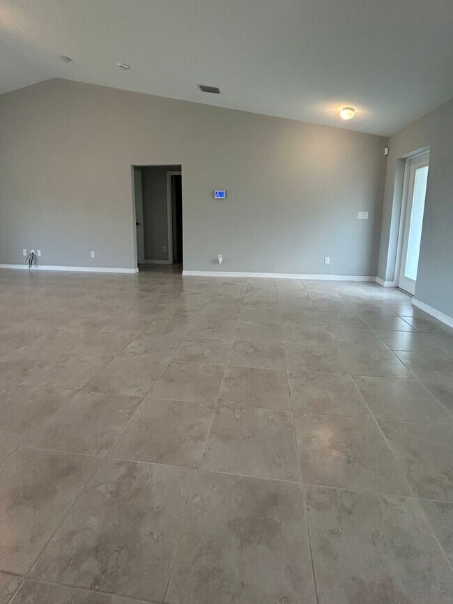 Building Photo - 4 Bedrooms 2 Baths Single-Family Fenced Ho...