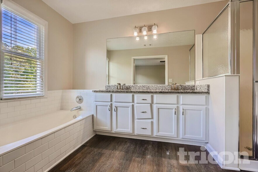 Building Photo - 985 Brookmont Dr S W