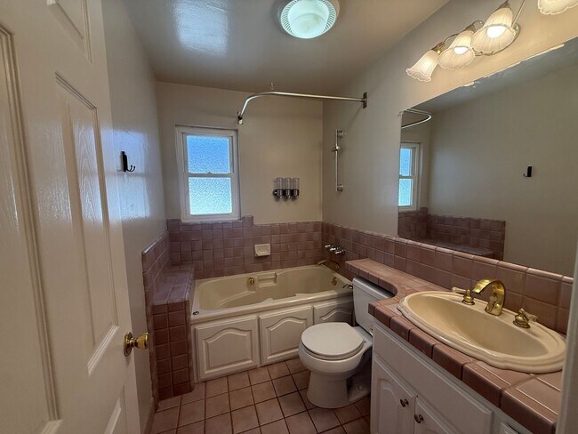 Building Photo - 5536 Fern Dr