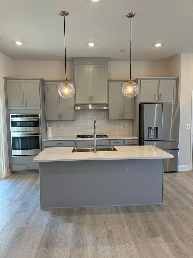 Building Photo - Beautiful 3BR/2BA w/ Office Townhouse in P...