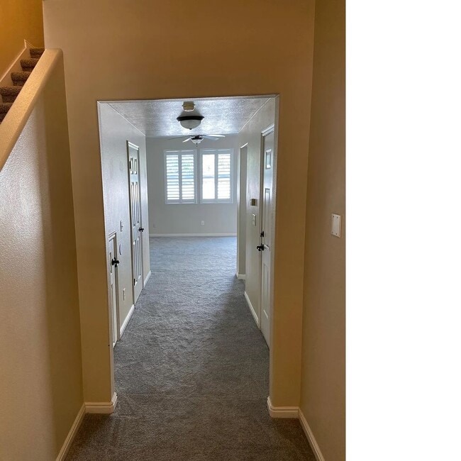Building Photo - Beautiful Townhome in Excellent Draper Location!