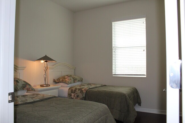 Building Photo - 1168 S Community Dr