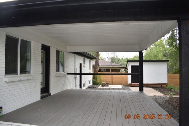 Building Photo - 4 bedroom / 3 bath / Beautifully Updated