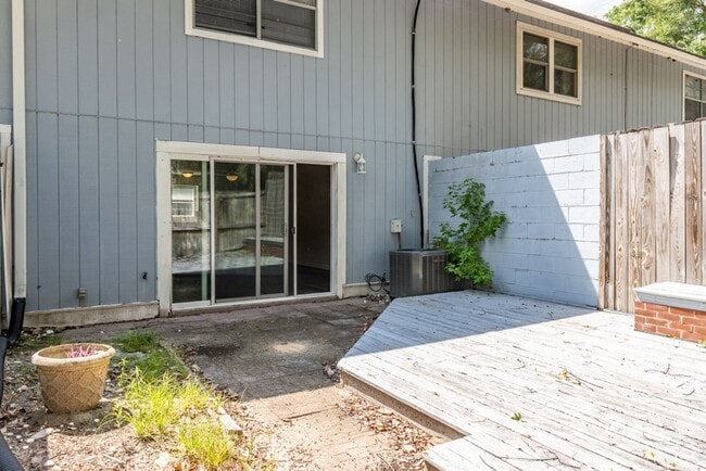 Building Photo - Spacious Two Bedroom Townhome