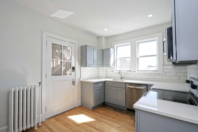 Building Photo - 189 Elm St