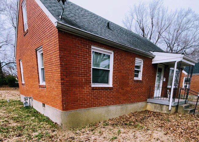 Building Photo - 4 Bedroom 1 Bathroom Home