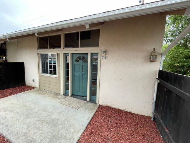Building Photo - End Unit 2 bedroom, 2 bath Townhouse