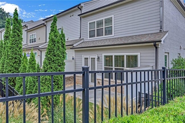 Building Photo - 3638 Moorewood Ln S E